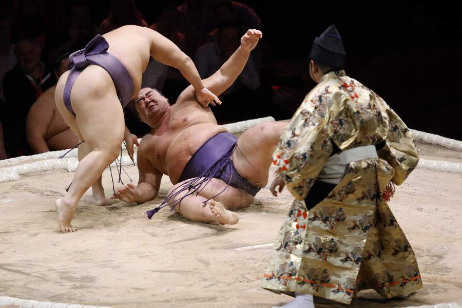 Коснувшийся первым земли любой частью тела, кроме стоп, считается проигравшим