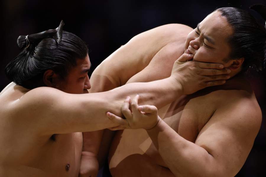 В сумо запрещено бить иначе, чем открытой ладонью, а также по глазам и в область гениталий. Запрещено хватать за волосы, уши, пальцы и закрывающую гениталии часть маваси. Нельзя проводить удушающие захваты. Всё прочее разрешено, поэтому в арсенал борцов входят пощёчины (харитэ), толчки, захваты за любые разрешённые части тела и особенно поясов, упор ребром ладони в горло (нодова), а также броски, разного рода подножки и подсечки