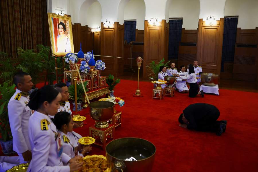 Мужчина выражает соболезнования в связи с кончиной королевы-матери Таиланда Сирикит в павильоне Сахатаи Самакхом в Большом дворце в Бангкоке, Таиланд, 26 октября 2025 года. REUTERS/Athit Perawongmetha