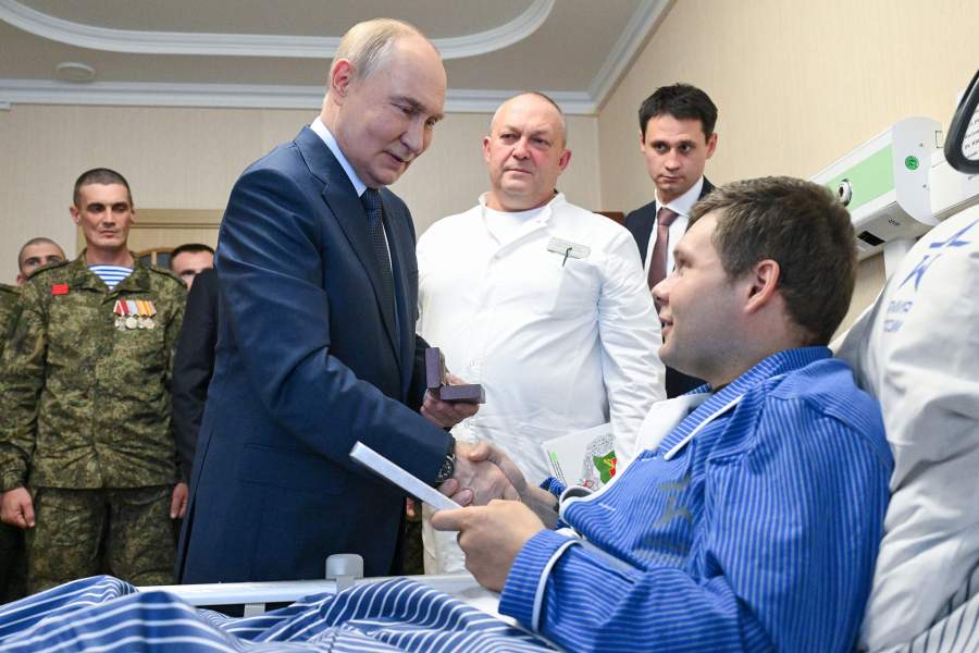29 октября 2025. Президент РФ Владимир Путин во время посещения Центрального военного клинического госпиталя имени П. В. Мандрыка. В центре справа – начальник Центрального военного клинического госпиталя имени П. В. Мандрыка Павел Крайнюков, справа – младший сержант МО РФ Руслан Колыванов.