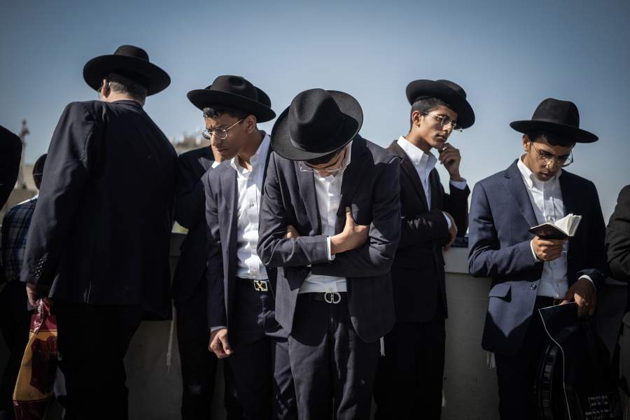 30 октября 2025 года, Израиль, Иерусалим: Ультраортодоксальные евреи собрались в Иерусалиме, чтобы выразить протест против призыва молодых людей из их общины на военную службу.