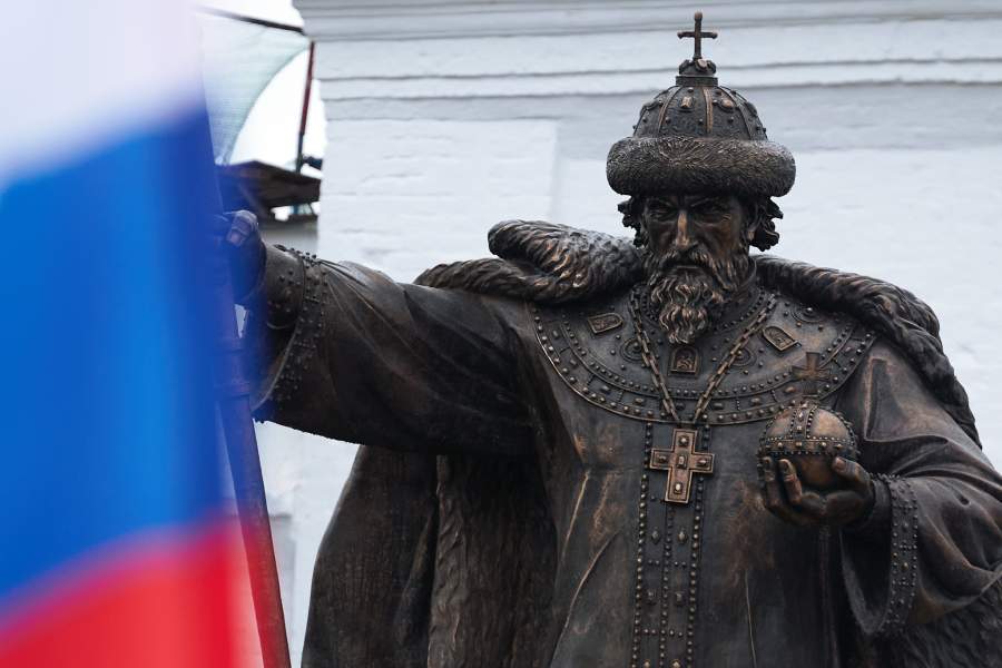 Памятник Ивану Грозному в Вологде. Высота монумента составляет 9 метров. Он установлен рядом с трехэтажным корпусом Вологодского кремля.