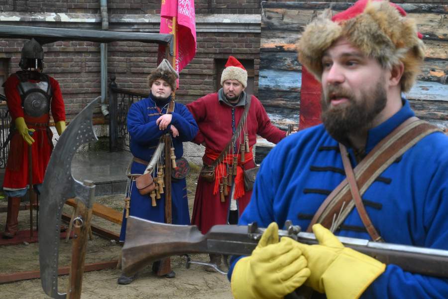Участники исторических реконструкций к празднику Дня народного единства в кинопарке 'Москино'.