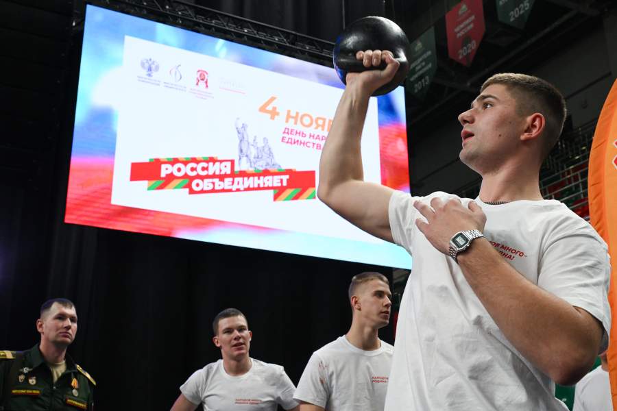 Участники фестиваля 'Народное единство' в Новосибирске.