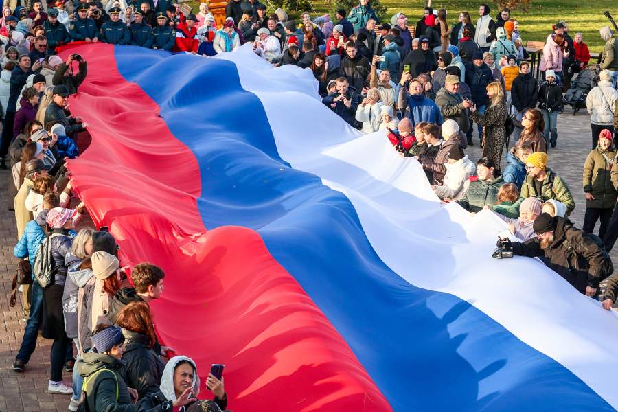 Описание: Россия. Волгоград. Разворачивание флага России в Центральном парке культуры и отдыха в День народного единства. Дмитрий Рогулин/ТАСС