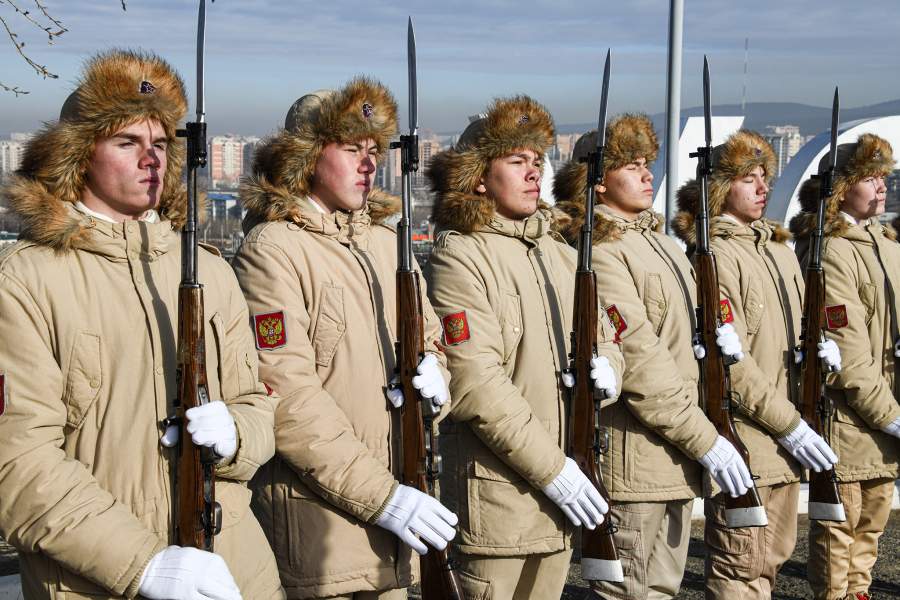 Описание: Россия. Забайкальский край. Чита. Юнармейцы во время церемонии полуденного выстрела в честь Дня народного единства на смотровой площадке Титовской сопки. Евгений Епанчинцев/ТАСС