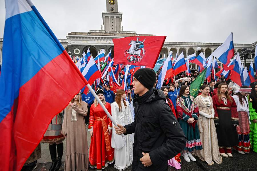 Активисты 'Молодой Гвардии Единой России' (МГЕР) и 'Волонтерской роты' принимают участие в акции, приуроченной ко Дню народного единства.