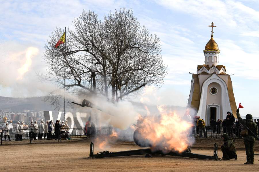 Описание: Россия. Забайкальский край. Чита. Церемония полуденного выстрела в честь Дня народного единства на смотровой площадке Титовской сопки. Евгений Епанчинцев/ТАСС