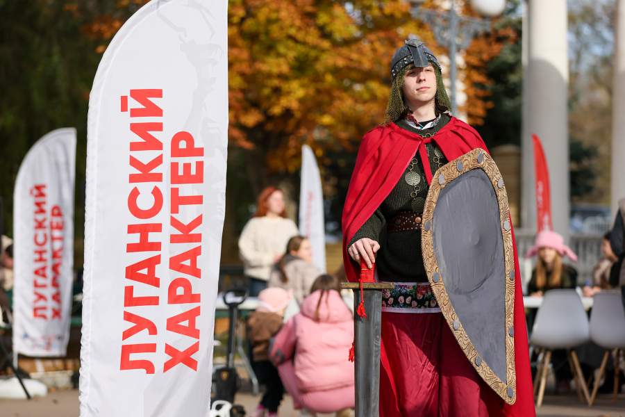 Описание: Россия. ЛНР. Луганск. Парень во время празднования Дня народного единства в парке Горького. Александр Река/ТАСС