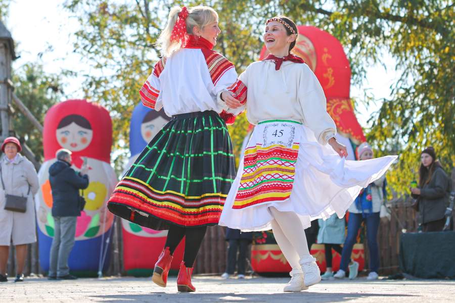 Девушки в национальных костюмах на праздновании Дня народного единства в центральном парке культуры и отдыха в Волгограде.