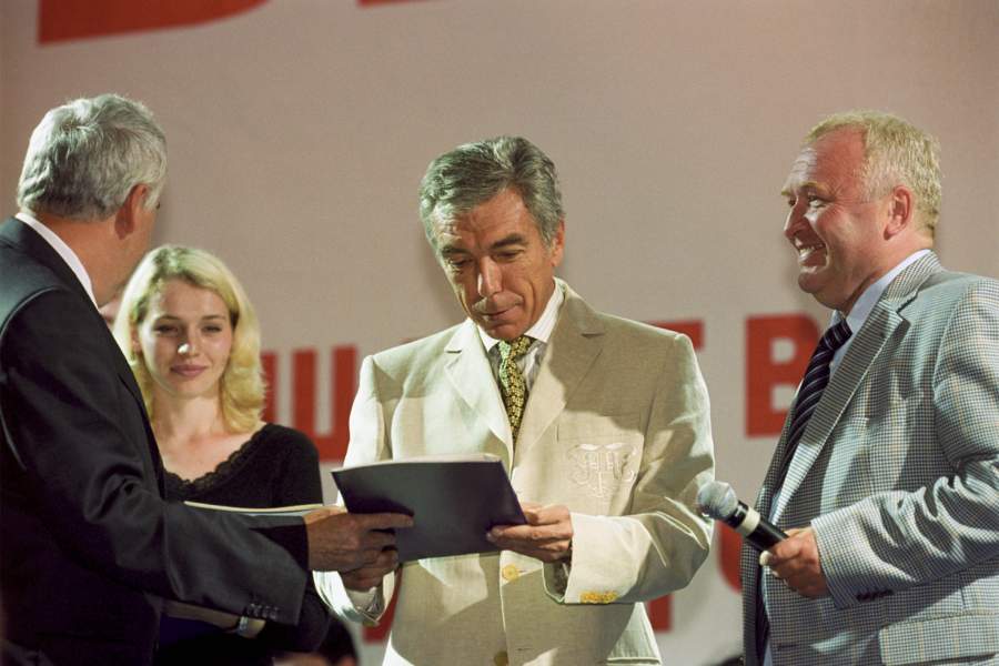 Телеведущий, народный артист РФ Юрий Николаев (в центре) на общественно-политическом форуме "Выборы 2003"