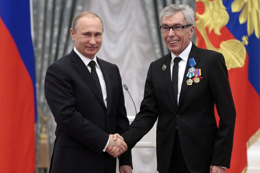 Президент РФ Владимир Путин и телеведущий Юрий Николаев (слева направо), награжденный орденом Почета, на церемонии вручения государственных наград в Екатерининском зале Кремля : Россия. Москва. 21 мая 2015