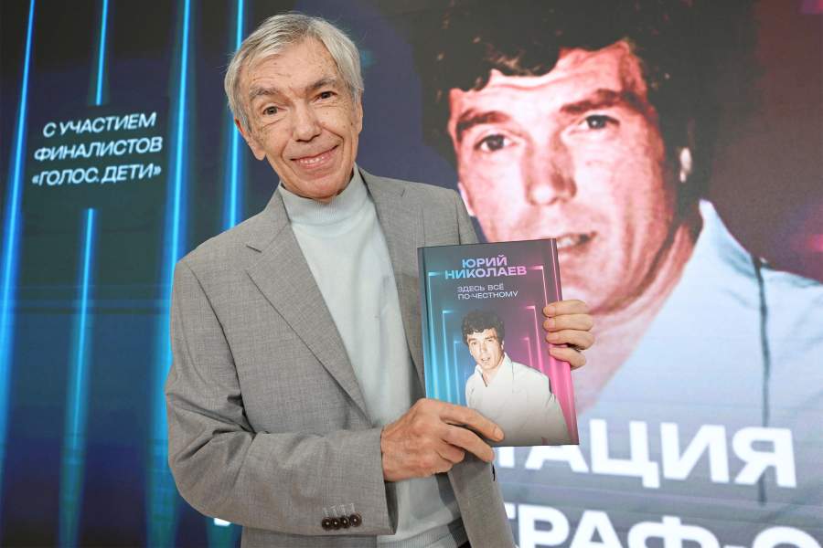 Артист, телеведущий Юрий Николаев на презентации своей книги "Здесь все по-честному" в Москве