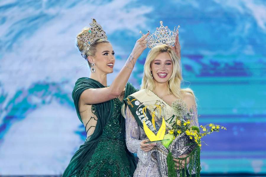  Miss Earth 2025 Natalie Puskinova (R) of the Czech Republic is crowned by Miss Earth 2024 Jessica Lane (L) of Australia during the Miss Earth 2025 coronation night in Paranaque City, the Philippines on Nov. 5, 2025