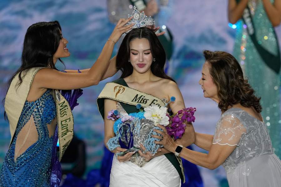 Miss Earth Water 2025 Mu Anh Trinh from Vietnam is crowned during the Miss Earth 2025 beauty pageant on Wednesday, Nov. 5, 2025, in Manila, Philippines