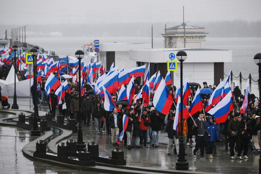 Активисты «Молодой гвардии «Единой России» (МГЕР) и «Волонтерской роты» принимают участие в акции, приуроченной ко Дню народного единства