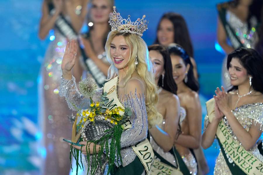 Natalie Puskinova of Czech Republic, front, waves after winning Miss Earth 2025 on Wednesday, Nov. 5, 2025, in Manila, Philippines. 