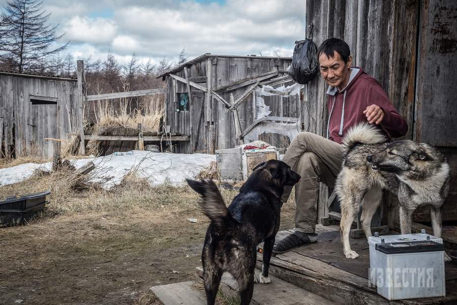 Они ведут оседлый образ жизни. Их селение находится на берегу залива, и в нем всего лишь один барак. До 2024 года семья жила без света и иных удобств, лишь недавно в дом было проведено электричество