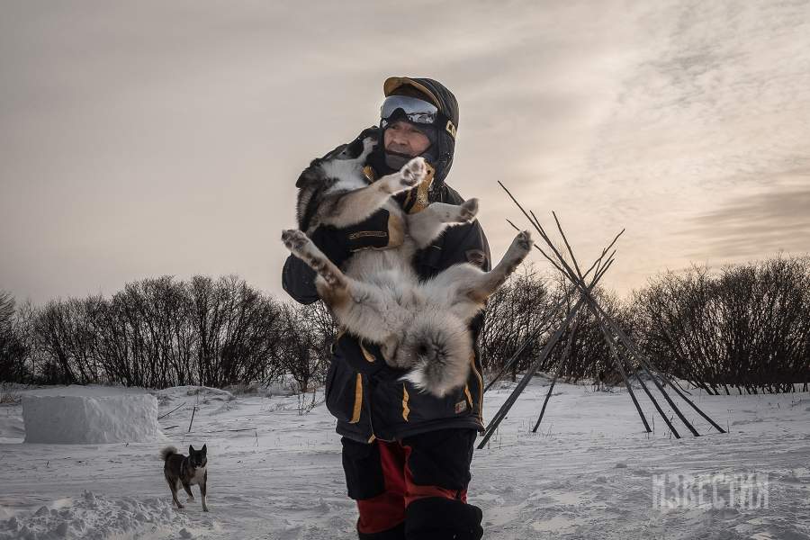 Еще в начале прошлого века нивхи жили в родовом строе, большими семьями. И даже сейчас культура нивхов несет на себе отпечаток архаичности. Нивхи верят, что животные — такие же люди, только в звериной шкуре