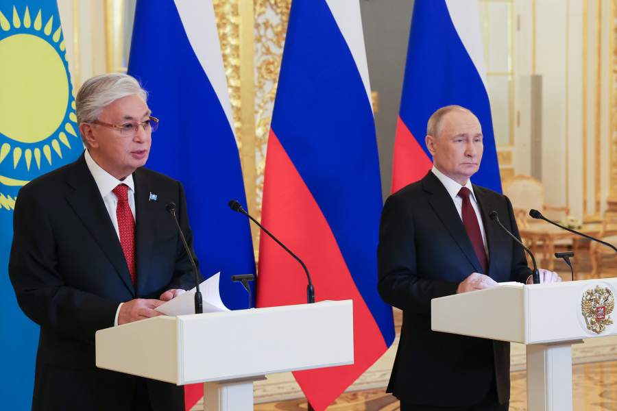 Президент РФ Владимир Путин и президент Казахстана Касым-Жомарт Токаев (слева), находящийся в России с государственным визитом, во время обращения в режиме видеоконференции к участ