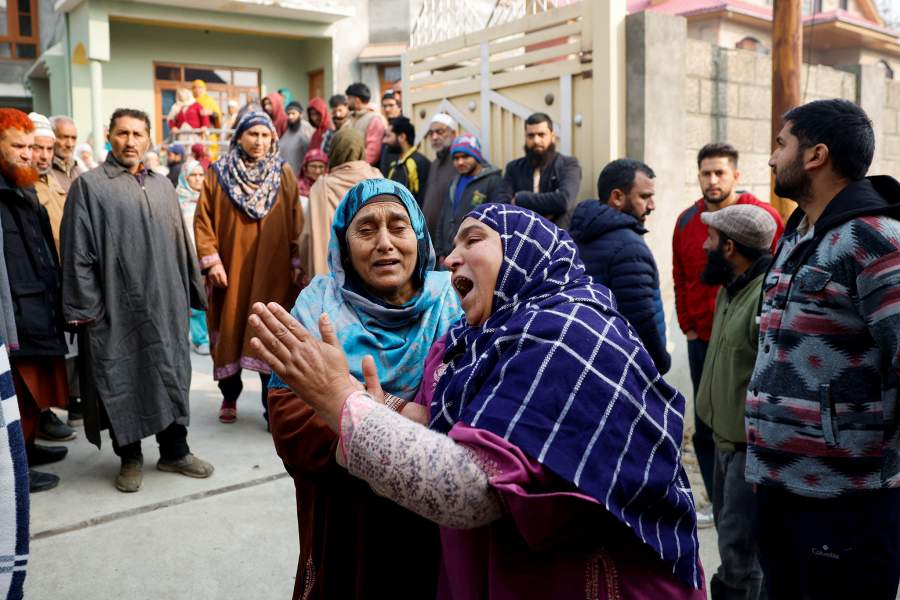 A woman mourns her brother, Muhammad Shafi Parry, a tailor killed in an explosion at a police station in Srinagar, Indian Kashmir, November 15, 2025. REUTERS/Sharafat Ali