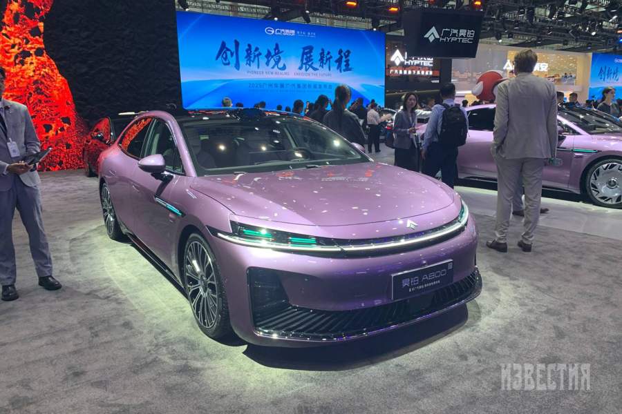 GAC показал на выставке новый гибридный седан суббренда Hyptec — модель А800. Он разработан в сотрудничестве с корпорацией Huawei и оснащен 340-сильным электромотором и бензиновым двигателем мощностью 160 л.с. Не исключено, что в перспективе этот седан появится в России