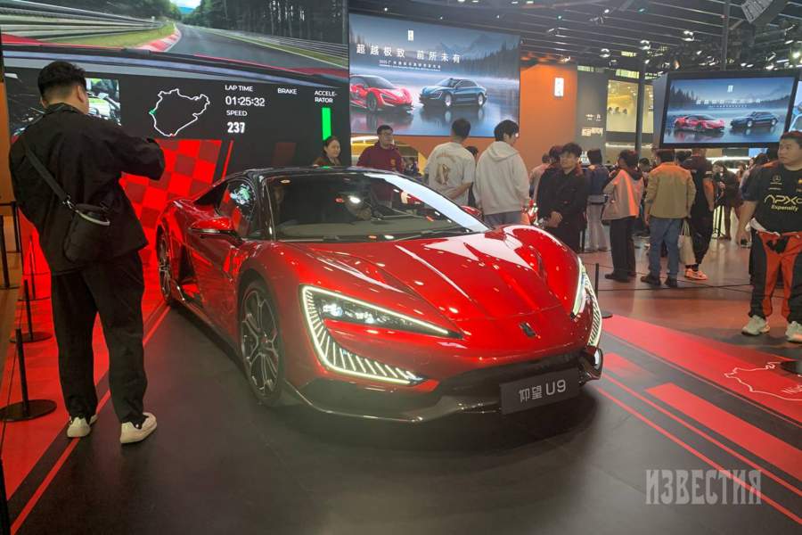 Yangwang Y9 Xtreme — самый быстрый суперкар на планете. Электромоторы суммарной мощностью 3019 л.с. разогнали его до 496,22 км/ч, что стало новым рекордом Гиннесса