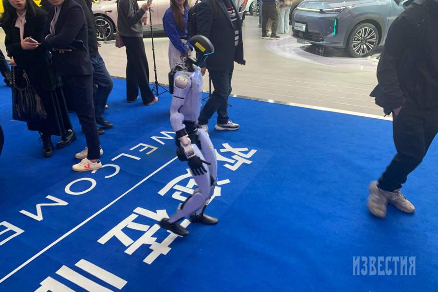 Дебютами автосалона в Гуанчжоу заинтересовались даже роботы