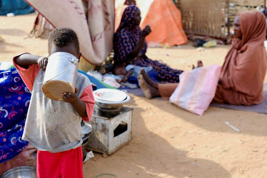 A displaced child drinks water, in a camp in Al-Dabbah, Sudan, November 3, 2025. REUTERS/El Tayeb Siddig