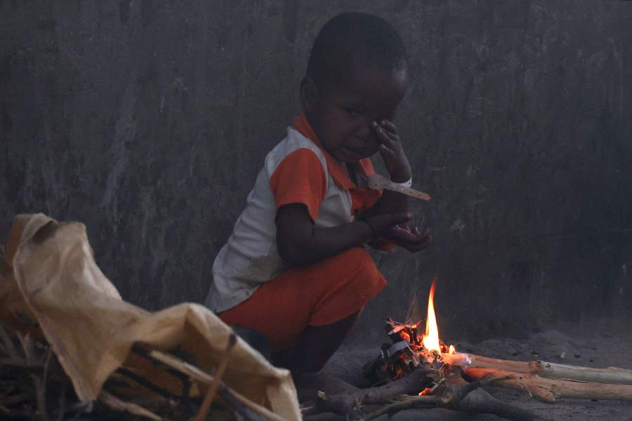 A Sudanese refugee child from Al-Fashir cries next to a fire at the Tine transit refugee camp, amid the conflict between the paramilitary Rapid Support Forces (RSF) and the Sudanese army, in eastern Chad, November 21, 2025. REUTERS/Amr Abdallah Dalsh