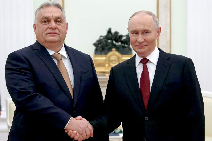 Президент РФ Владимир Путин и премьер-министр Венгрии Виктор Орбан (слева) во время российско-венгерских переговоров в Москве