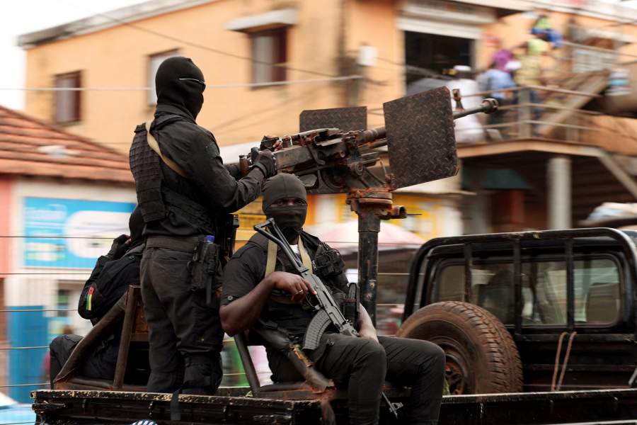 (Военный переворот) Soldiers patrol on the main road in Bissau, Guinea-Bissau
