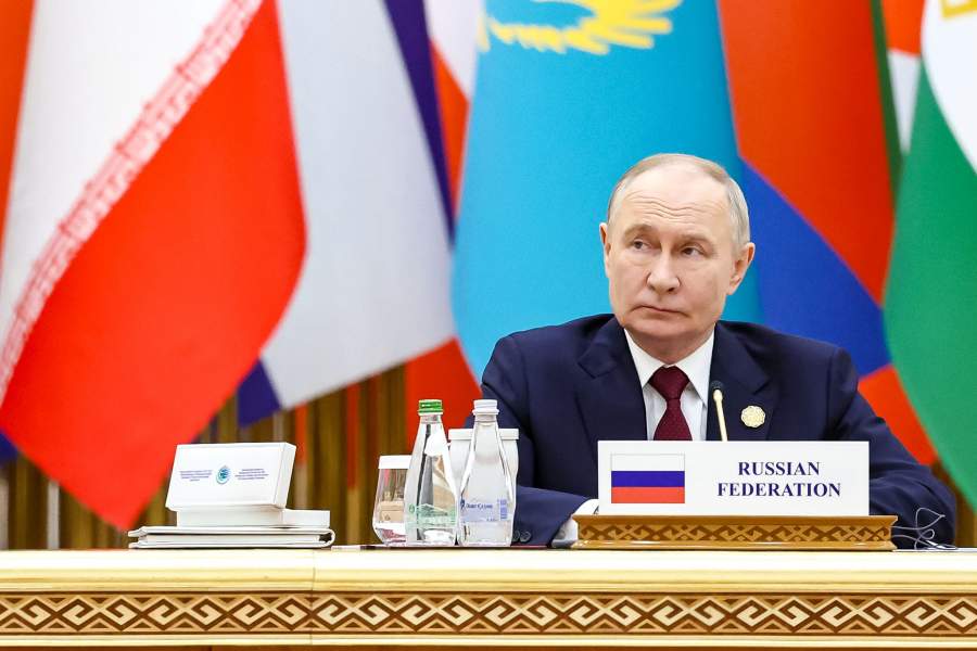 Президент РФ Владимир Путин на пленарном заседании международного форума на тему "Мир и доверие: единство целей в интересах устойчивого будущего" в конгресс-центре Туркменистана в Ашхабаде