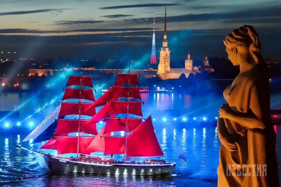 Бриг «Россия» на Неве во время репетиции праздника выпускников «Алые паруса»