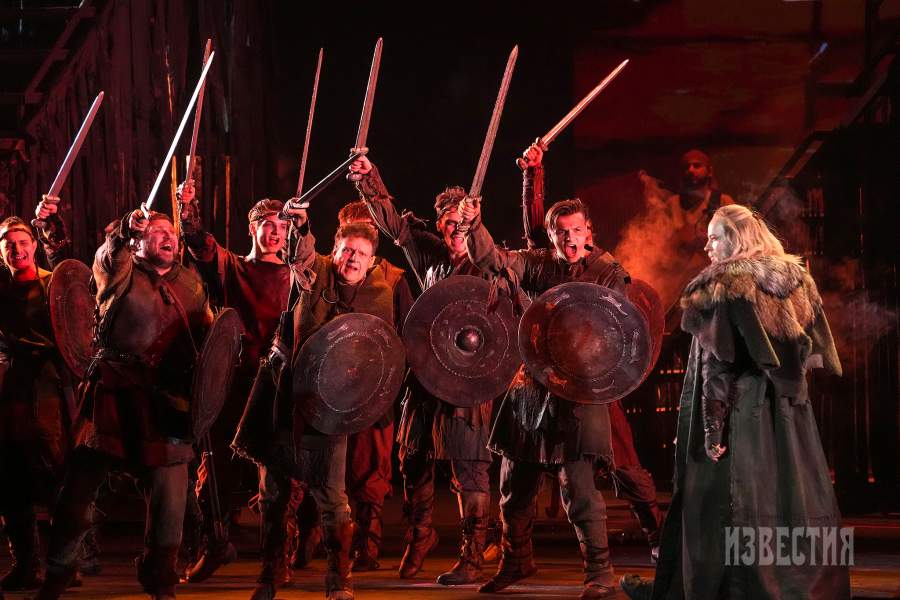 Певец Shaman (Ярослав Дронов) в роли князя Владимира (справа) на премьере этно-оперы «Князь Владимир» продюсера Игоря Матвиенко в Государственном Кремлевском дворце
