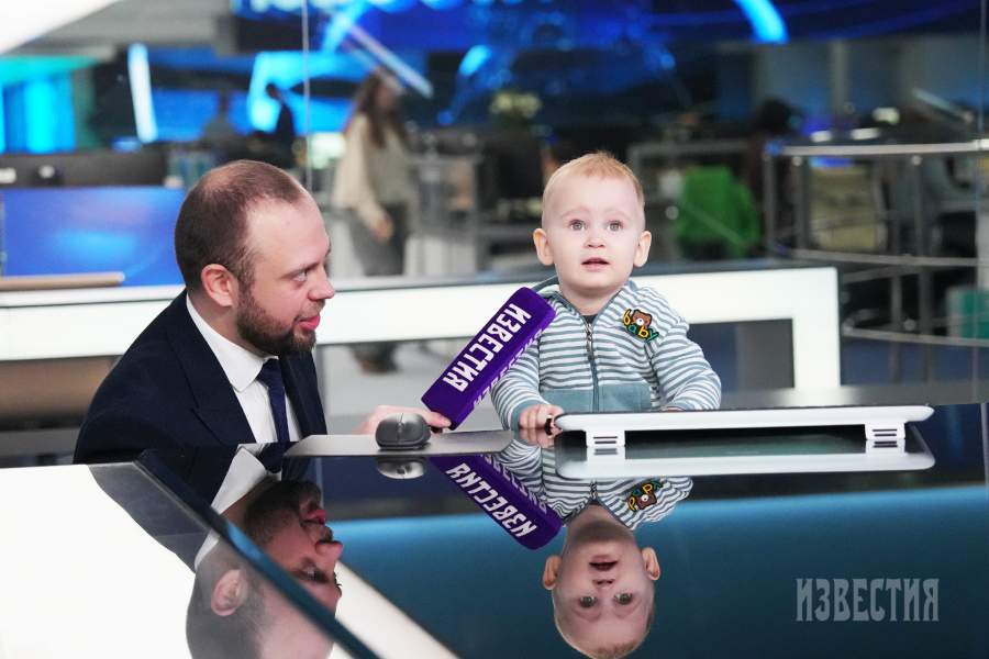 Мальчик Аристарх из флешмоба доброты в редакции МИЦ «Известия»