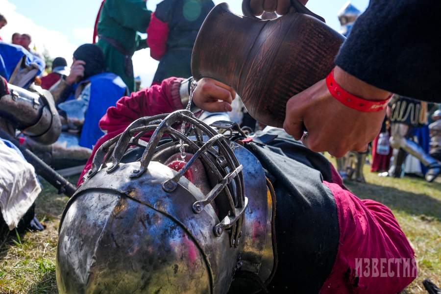  Участники рыцарского фестиваля «Средневековые дни в Выборге» во время реконструкции битвы в стенах Выборгского замка и Анненских укреплений