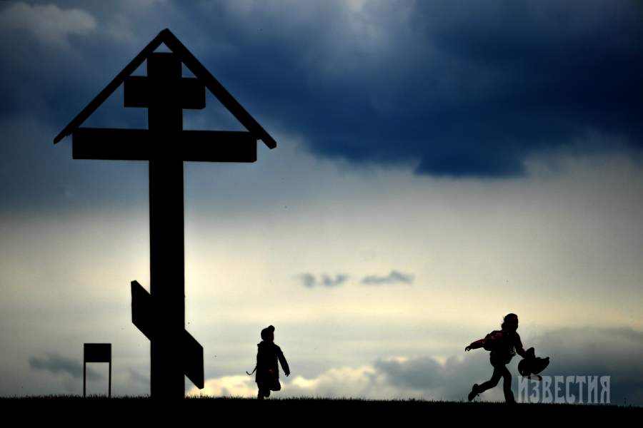 Дети у креста на Поклонной горе