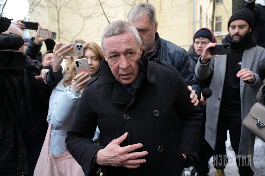 Актер Михаил Ефремов, освобожденный из колонии по условно-досрочному освобождению, возле своего дома