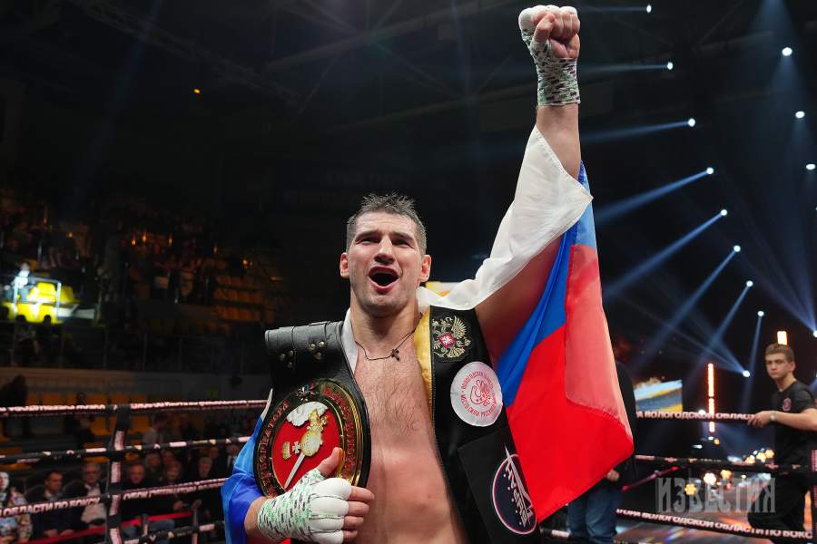 Боксер Алексей Папин после боя в рамках турнира «Бойцовский клуб РЕН ТВ