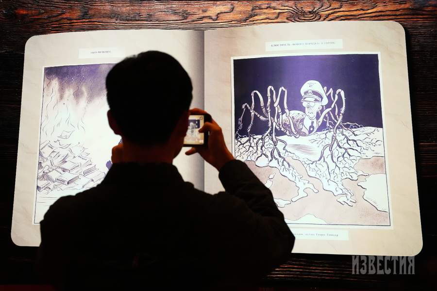 Посетитель на открытии выставки МИЦ «Известия» и Российской академии художеств к 125-летию со дня рождения Бориса Ефимова и 80-летию Нюрнбергского процесса