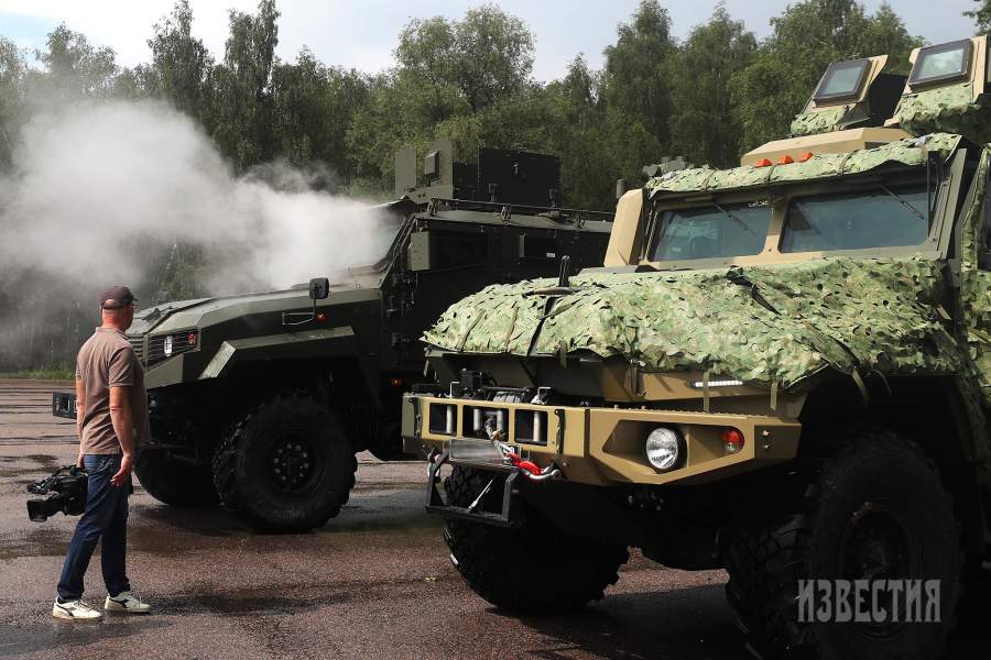 Бронеавтомобили на базе шасси российских грузовиков «Ахмат» (слева) и «Урал-ВПК» во время испытания модернизированной военной автомобильной техники с учетом опыта ее боевого применения в зоне специальной военной операции в исследовательском центре Минобороны