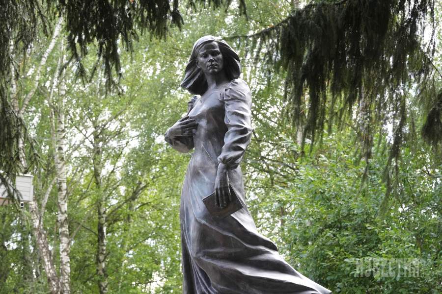 Поселок Летний Отдых. Открытие памятника журналистке и политологу Дарье Дугиной, дочери философа Александра Дугина, в парке «Захарово»