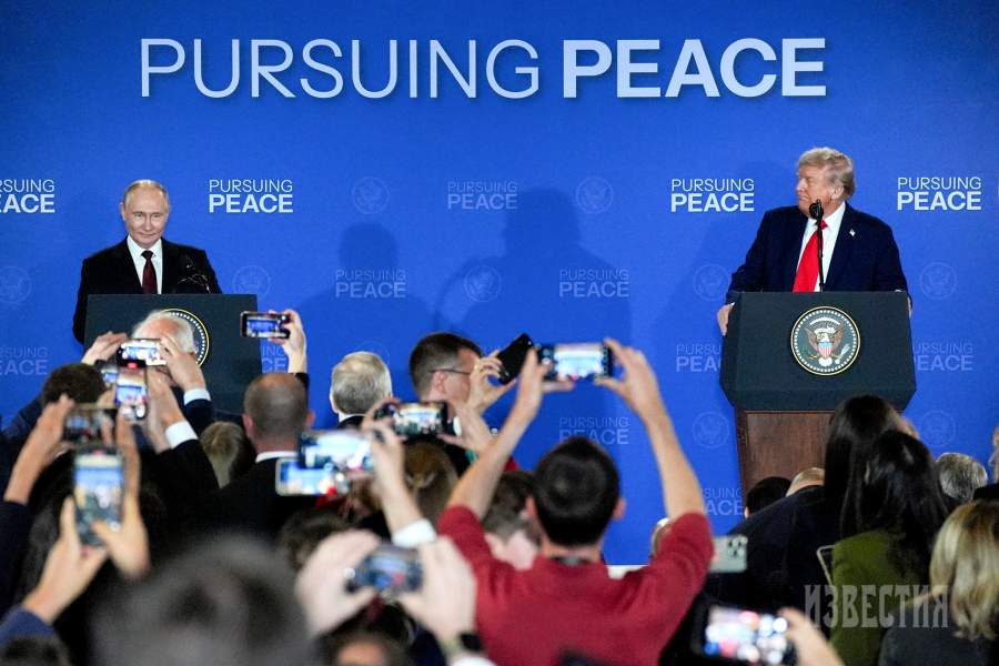 Президент России Владимир Путин и президент США Дональд Трамп во время пресс-конференции по итогам встречи на территории военной межвидовой базы ВС США Эльмендорф-Ричардсон