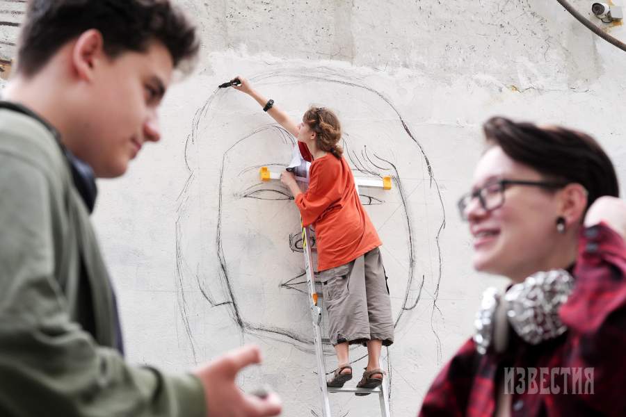  Художница Анна Погорелова во время реставрационных работ на стене Виктора Цоя ко дню рождения музыканта