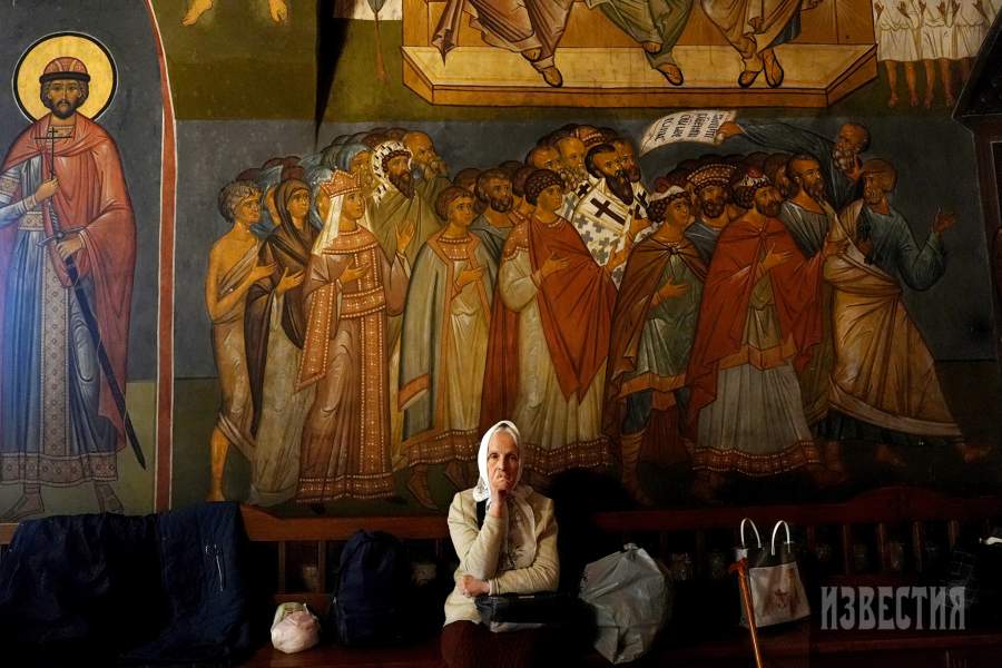 Верующие во время Божественной литургии в Даниловом ставропигиальном мужском монастыре в праздник Входа Господня в Иерусалим