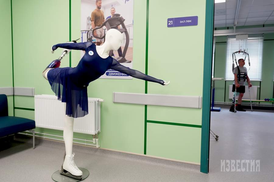 Пациент (справа) в первом объединенном протезно-реабилитационном центре на базе Федерального научно-клинического центра медицинской реабилитации и курортологии ФМБА России и государственной корпорации «Ростех».
