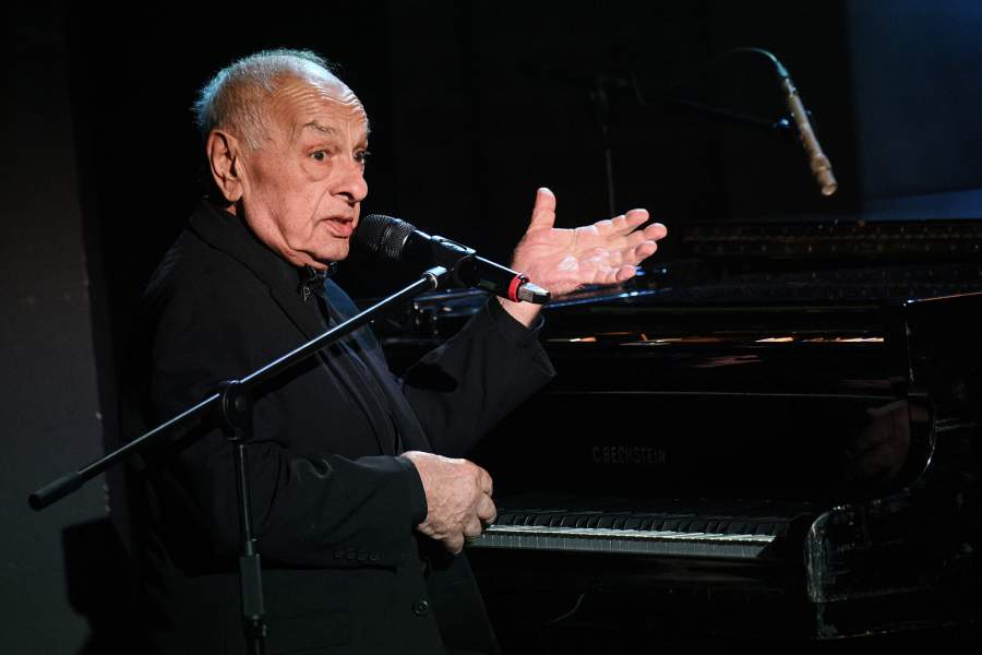 Левон Оганезов (25 декабря 1940 – 13 декабря 2025) — советский и российский пианист, композитор, актер и телеведущий