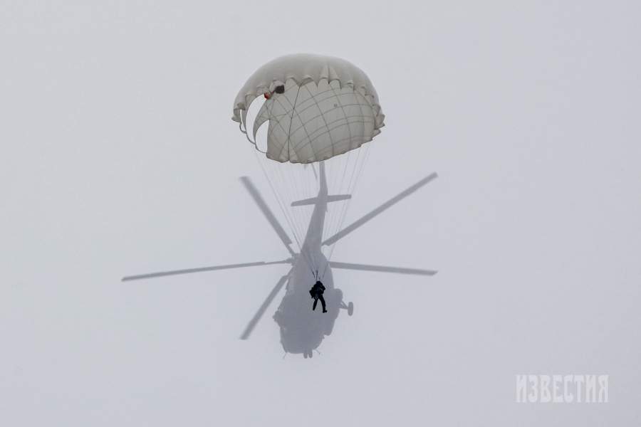 Отработка спецназом Росгвардии элементов десантной подготовки в сложных метеоусловиях на аэродроме ФИНАМ «Большое Грызлово»