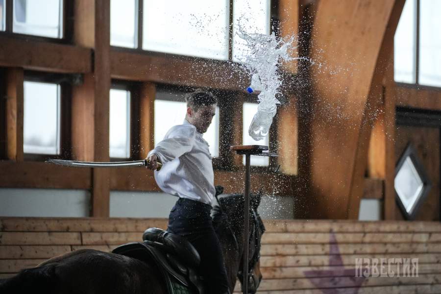 Участники Кубка Всероссийской Федерации джигитовки во время тренировки